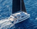Kajütdach und Bimini kommen aus einer Form. Die riesige Struktur überspannt fast  das komplette Schiff. Der Mast steht weit achtern, die Genua bleibt aber der Standard.