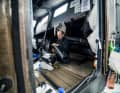 Unter Deck treibt Malizia-Navigator Nico Lunven die Reparaturarbeiten voran