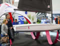 Tu fais encore de la voile ou tu voles déjà ? Le thème du foiling a pris de l'ampleur, notamment parmi les petits bateaux du hall 15. Sur la photo, le nouveau Birdyfish S, un foiler d'entrée de gamme venu de France.