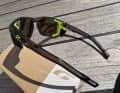 Les lunettes Shield Ocean Master Spectron HD Polarized sont livrées avec des ailes latérales amovibles en spandex, qui offrent aux navigateurs une protection solaire optimale dans des conditions extrêmes et sont confortables à porter. De plus, les ailes latérales légères se montent et se démontent en dix secondes seulement.