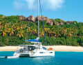 Ein Kat ankert vor den Granit­felsen von The Baths auf der  Insel Virgin Gorda