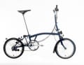 1er prix : Brompton C Line Tempest Blue : Développé dans le swinging London des années 70, le Brompton a successivement conquis le monde. Pour fêter son millionième vélo, le spécialiste des vélos pliants présente des vélos aux couleurs préférées de la communauté - dont le classique C Line en Tempest Blue. Avec son cadre en acier robuste et ses composants de couleur argentée, il rappelle le tout premier Brompton. Six vitesses et une selle Brooks C17 toutes saisons complètent l'équipement. La technique de pliage à trois voies, les dimensions particulièrement compactes - la roue de 16 pouces se glisse dans la plupart des coffres à dos - et le faible poids en font un compagnon parfait. Valeur : 1.895 euros. BROMPTON.COM