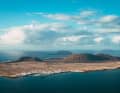Blick über Lobos und den Hafen Caleta del Sebo