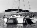 Der 10,60 m lange und 6,20 m breite, als Ketsch getakelte Trimaran aus beschichtetem Sperrholz