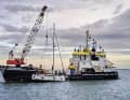 Die „Mrs. Jones“ im Kran des Bergungsschiffs. Nach zwei Tagen auf dem Grund der Nordsee war das Schiff ein wirtschaftlicher Totalschaden