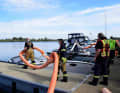 Les pompiers en train de dérouler les tuyaux.