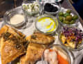 Tipico piatto di tapas mediterranee al ristorante "Can Nuts" di Cala Llonga