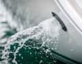 Scarico: l'acqua di raffreddamento è sufficiente? Una notevole quantità di fumo bianco o nero indica un problema. Non c'è acqua di raffreddamento? Fermare immediatamente il motore!
