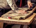 Die Kontur des alten Ruderblattes wird sorgfältig mit dem Bleistift auf den bereits fertig verleimten Rohling des neuen Blattes übertragen