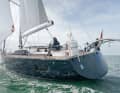 Das Heck ist geschlossen. Ein Dingi wird mit Davits geliftet