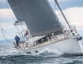 Imposant: Die Scheibenpartie im Deckshaus lässt die Yacht fast ein wenig böse dreinschauen
