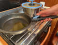 The handle can be operated with one hand and is clamped to the pouring rim of the pans and pots as required.