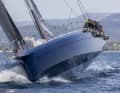 Quasi un tappeto volante: il design Verdier, lungo 30,48 metri, con la sua prua piena e il bordo d'attacco ondulato, spazia su acque increspate e mari piccoli.