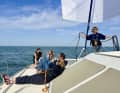 Le vent dans les voiles, l'air imprégné de sel : lors de la traversée avec SailLink, les passagers peuvent découvrir la Manche de près.