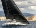 Deux accroches-regards en une seule photo : le racé ClubSwan 43 devant la basilique de Palma de Majorque