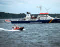 Several people have fallen overboard! Various emergency vehicles are patrolling the search area. This applies both to the “Helmut Manthey”, which is just under nine metres long and belongs to the Maasholm Volunteer Station, and to the “Eschwege”, which is around 70 metres long and serves as the Federal Water Police’s training vessel.