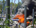 Le bateau à moteur est en proie aux flammes.