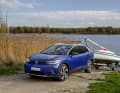 Der Volkswagen ID.4 1ST im Gespann mit einem kleinen Segelboot