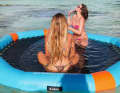 Der Hana Party Pool von Decathlon bietet eine Liegefläche im Wasser neben dem Boot.