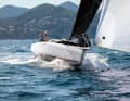 L'impressione visiva aggressiva non è ingannevole: il gennaker non ha problemi a trascinare la barca, che pesa solo 2,8 tonnellate, dietro di sé sulla scotta del baglio.