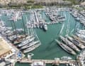 La vue aérienne révèle l'ampleur impressionnante du Palma International Boat Show, où des centaines de voiliers et de yachts à moteur se pressent dans les eaux d'un bleu profond du port de plaisance.