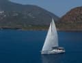 In barca a vela al largo di Filicudi. Con le sue rocce laviche risalenti a un milione di anni fa, è la più antica delle Isole Eolie.