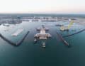 Vor dem Hafen von Rødbyhavn auf der Insel Lolland wird das erste von 89 Tunnelelementen für den Fehmarnbelttunnel abgesenkt.