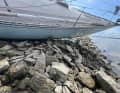 Più l'acqua affondava, più la barca a vela si adagiava sugli scogli.