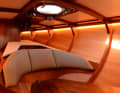 Spirit Yachts a construit selon des normes de classe mondiale : Les faces intérieures de tous les espaces de rangement et les faces inférieures des planches de fond ne sont pas peintes, mais vernies.