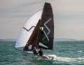 Ce poids plume offre une surface de voile généreuse. Une vitesse élevée et un plané précoce sont ainsi garantis.
