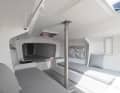 Trois à quatre personnes maximum peuvent y dormir. Grâce au toit de la cabine, il y a désormais plus de place et de hauteur sous le pont.