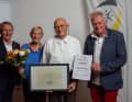 Heidi et Manfred Brandes ont reçu un prix spécial pour l'ensemble de leur carrière dans la voile. À leur gauche, Germar Brockmeyer, secrétaire général de la DSV ; à leur droite, Claus Funk, vice-président de la DSV.