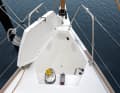 Dufour 350: The anchor locker is moulded as part of the deck and drained at the bottom to prevent water from entering the hull. The pulpit is open and set back. Climbing out via the bow becomes a climbing challenge