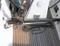 Bien pensé : le Traveller s'est déplacé en profondeur dans le cockpit. Il y a beaucoup de cordages, mais l'accès est bien pensé Le Traveller a été installé dans le cockpit. Il y a beaucoup de cordages, mais l'accès est facile.
