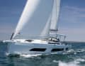 Nel test effettuato al largo di La Rochelle, la grande Dufour ha dimostrato prestazioni di navigazione sorprendentemente buone, anche con la randa avvolgibile e semplici vele in Dacron.