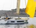 Dufour 41: Unlike the 37 presented last year, which was actually only 32.8 feet long, the new Dufour 41 lives up to its model name. The impression of space below deck makes the twelve-metre yacht appear even larger, which is also due to the wide hull windows, which are not quite as large as the black-foiled recesses would have you believe. She offers plenty of space and sails well. The duel with the almost equally sized Hanse will be exciting! Hull length 11.99 m; beam 4.30 m; draught 2.10 m; weight 9.7 tonnes; sail area 74.5 m2; STZ 4.1; price 273,700 euros
