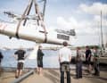 A typical situation when craning with straps directly on the hook. The centre of gravity of the boat is difficult to find