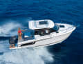 When cruising, the Merry Fisher 795 consumes around 40 litres per hour. That is more than twelve times as much as a comparably sized sailing yacht under engine power