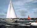 Diese Aufnahme vom 01.08.1980 zeigt den Trimaran "Paul Ricard", gesteuert vom Franzosen Éric Tabarly, als das Boot nach einer Atlantiküberquerung im westfranzösischen La Trinité-sur-Mer einläuft. Tabarly brach mit seinem Einhand-Tri einen seit 1905 bestehenden Rekord für Atlantiküberquerungen, den der Amerikaner Charlie Barr einst aufgestellt hatte