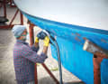 Demander au préalable ce qui est autorisé : travaux sur le bateau. Protéger le sol lors du ponçage et de la peinture