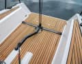 Effective: The traveller has an important function for the high and slim sail plan. The tiller is beautifully constructed from carbon fibre