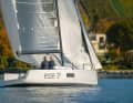 Sportliche Attitüde. Reichlich Segelfläche, flaches Unterwasserschiff, langer Bugspriet