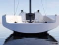 Une silhouette marquante. La ligne de flottaison est fortement rétrécie à l'arrière, ce qui confère à la coque un galbe particulièrement prononcé.