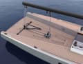 La grande écoute, dotée d'un système de réglage fin, et les cordages du traveller passent par le centre du cockpit. Grâce à cela et à son foc auto-vireur, le bateau se manœuvre très facilement en solitaire.