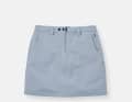Le skort est un mélange de pantalon court et de jupe.