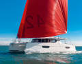 Astréa 42 : bateau de tourisme volumineux de Fountaine Pajot. Le poste de pilotage est surélevé sur le côté, avec un grand cockpit avant.