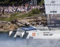 Das von Erik Heil gesteuerte Germany SailGP Team passiert die jubelnden Fans auf Genesis Island auf dem Weg zum ersten Rennsieg in der Formel 1 des Segelsports