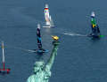 Il team spagnolo del SailGP, il team neozelandese del SailGP, il team tedesco del SailGP e il team australiano del SailGP navigano davanti alla Statua della Libertà