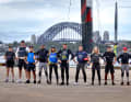 Qui Anna Barth (quarta da destra) rappresenta il team tedesco di SailGP a Sydney. Sono presenti le star mondiali della vela, tra cui sei campioni olimpici, alcuni dei quali plurivincitori.