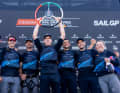 Il team neozelandese festeggia la vittoria del SailGP a Dubai
